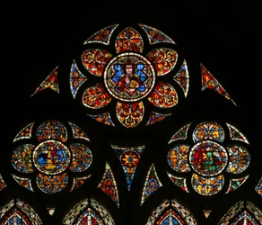 Fenêtre w203 représentant les lumières de la rosace avec trois anges