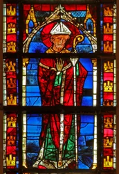 Vitrail w205 représentant un saint évêque