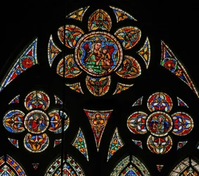 Fenêtre w207 représentant les lumières de la rosace avec deux anges et la Vierge et l
