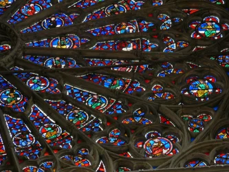 Fenêtre w219, la rosace nord, représentant des prophètes, des ancêtres du Christ et des Anciens de l