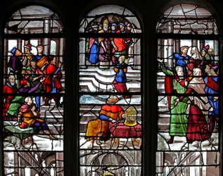 Vitrail w28 représentant la Vierge Marie reçue au Temple