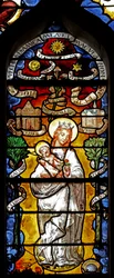 Vitrail w30 représentant la Vierge Marie vêtue de soleil