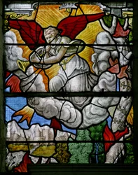 Fenêtre w5 représentant une scène de la Révélation de Saint Jean : un des sept anges avec des trompettes