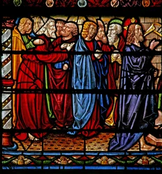 Fenêtre w6 représentant le Christ avec les apôtres alors que Lazare est ressuscité