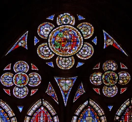 Fenêtre w7 représentant les lumières de la rosace avec deux anges et Noli Me Tangere