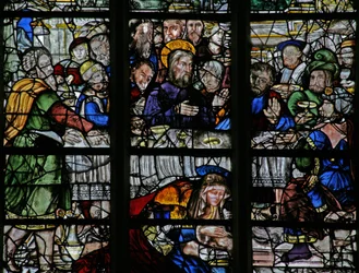 Fenêtre w9 représentant les événements chez Simon : Marie-Madeleine lave les pieds du Christ