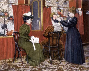 Femme coiffant une dame avec un chapeau à la Maison Nouvelle