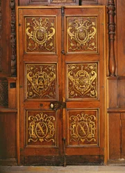 Portes en bois de la cour, originaires du Château d