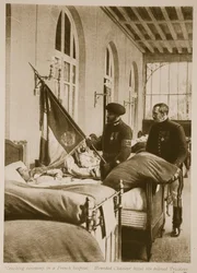 Chasseur blessé embrassant le bien-aimé Tricolore, 1914-19