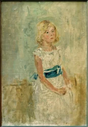 Jeune fille blonde avec une écharpe bleue