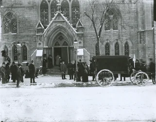Les funérailles de Mme Gilbert, église réformée hollandaise de Bloomingdale, New York