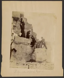 [Photo prise au pied des pyramides].