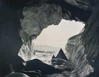Camp dans la grotte sous Penelope Point, 1912, 1913