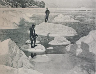 Campbell et Priestley flottant sur la glace de crêpe, 1912, 1913