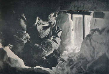 Déblayage de la neige de la fenêtre de la cabane au Cap Adare, c1911, 1913