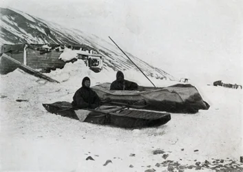 Les deux kayaks à terre, vers 1911, 1913