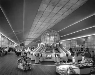 Globe illuminé de Cel-O-Glass dans le Hall of Agriculture à la Foire mondiale de New York, 1939