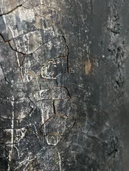 Métal sombre craquelé