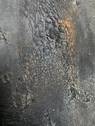 Texture sombre et craquelée
