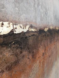 Terre craquelée dorée