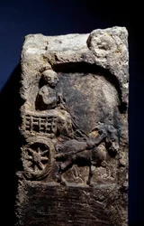 Art gallo-romain : stèle représentant un homme sur un char attelé à un cheval. 50 av. J.-C. - 100 apr. J.-C. Metz. Musée des Beaux-Arts