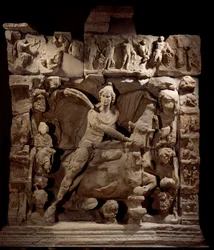 Art gallo-romain : relief représentant Mithra, le dieu de la lumière, avec le taureau. D