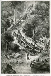 Traînant des canoës aux chutes d