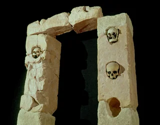 Porte avec des crânes, du sanctuaire de Roquepertuse, Gaule, civilisation de La Tène II (IIIe-IIe siècle av. J.-C.)