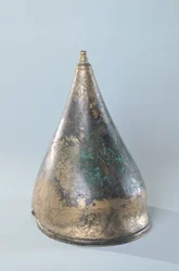 Casque à décor incisé, provenant d