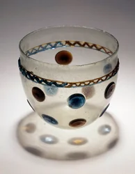 Art gaulois: coupe en verre avec des tablettes colorées