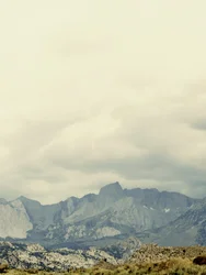 Paysage de montagne sous un ciel nuageux