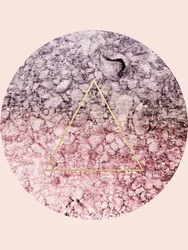 Triangle doré en pierre géométrique