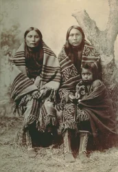 Deux femmes Comanche et un petit enfant