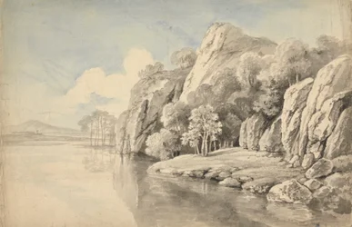 Rive de rivière avec hautes roches
