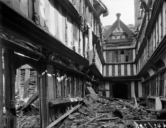 Dégâts causés par les bombes à l