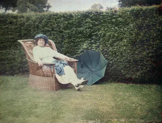 Femme assise sur une chaise de jardin
