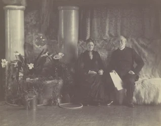 M. et Mme Charles L. Tiffany dans le studio de Louis C. Tiffany, vers 1890
