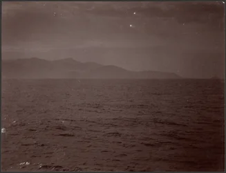 [Côte, chaîne et mer]