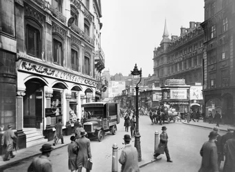 Cannon Street avec le magasin Lyons, hôtel et gare, Londres, vers 1920-1930