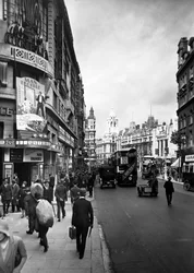 Personnes marchant devant le théâtre Astoria à Charing Cross Road, Westminster, Londres