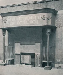 Cheminée conçue par C. Harrison Townsend avec sculpture conçue et exécutée par George Frampton