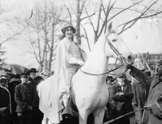 Inez Milholland Boissevain à la parade de la National American Woman Suffrage Association