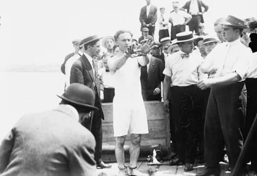 Harry Houdini menotté avant d