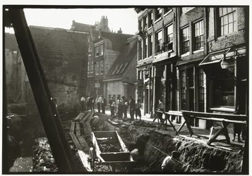 Ouvriers dans et sur un chantier de construction à la Nieuwendijk à Amsterdam