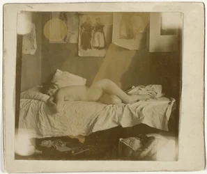 Marie Jordan nue allongée sur un lit