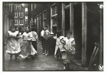 Enfants jouant dans une rue