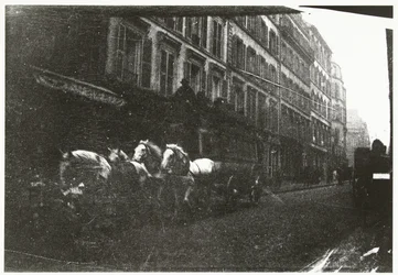 Vue de rue avec chevaux et carrosse à Paris