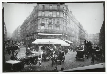 Vue de rue à un carrefour animé à Paris