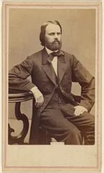 [Homme non identifié à barbe fournie, assis]