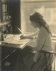 Mary Pickford écrivant à un bureau, vers 1918